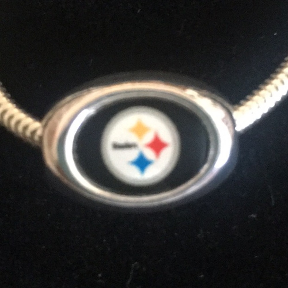 Avon NFL Steelers Charm With Chain